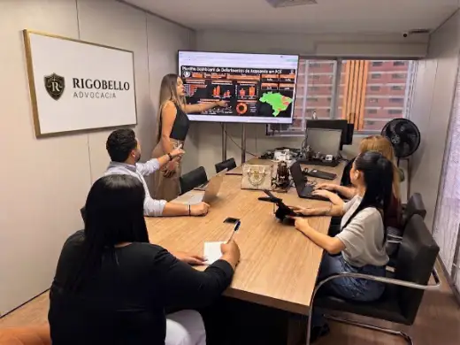 Reunião de acompanhamento da equipe.