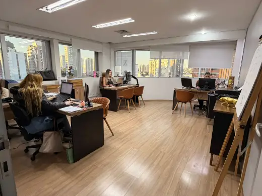 A equipe em rotina de trabalho.
