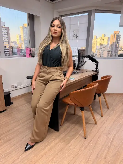 Fernanda Lima Rigobello no escritório.