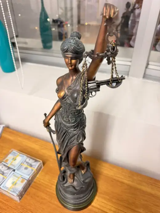 A Dama da Justiça, no escritório.